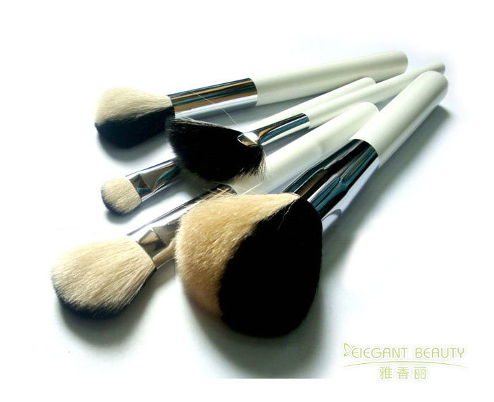 化妝刷柄的材質(zhì)對使用體驗(yàn)有何影響？你們提供哪些選擇？