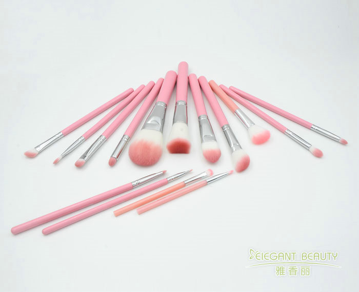 化妝刷的獨特魅力：為何它比手指更適合上妝？