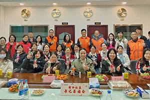 福城街道新和社區(qū)蒞臨雅香麗化妝用品（深圳）有限公司開(kāi)展“巾幗綻放.婦女權(quán)益保護(hù)法介紹”書(shū)記茶話(huà)會(huì)。